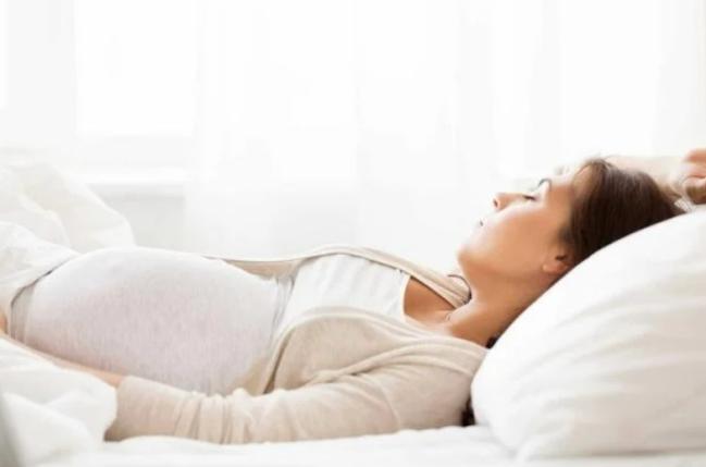 Kenapa Ibu Hamil Tidak Boleh Tidur Telentang? Ini alasannya