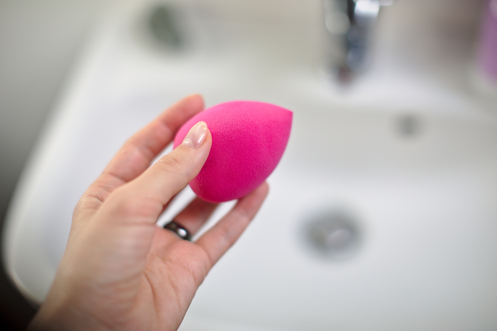 Cara Membersihkan Beauty Blender agar Tak Jadi Sarang Penyakit