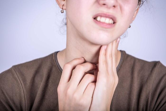 10 Cara Menghilangkan Duri Ikan Tersangkut di Tenggorokan