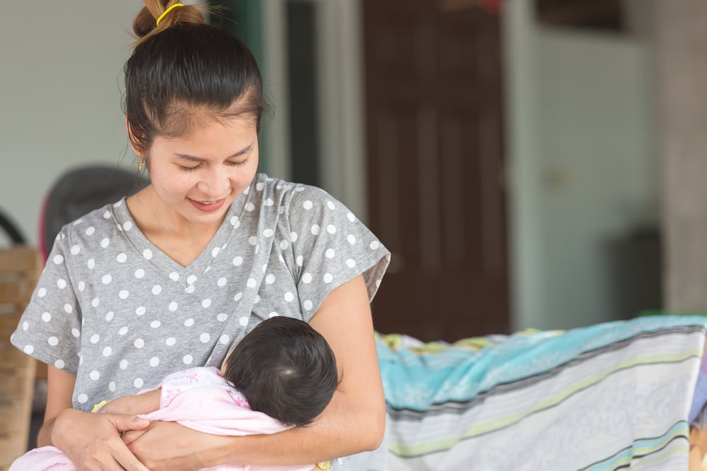 Penyebab dan Cara Mengatasi Payudara Besar Sebelah Saat Menyusui