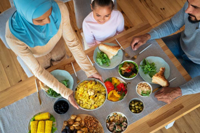 Keluarga makan malam saat puasa