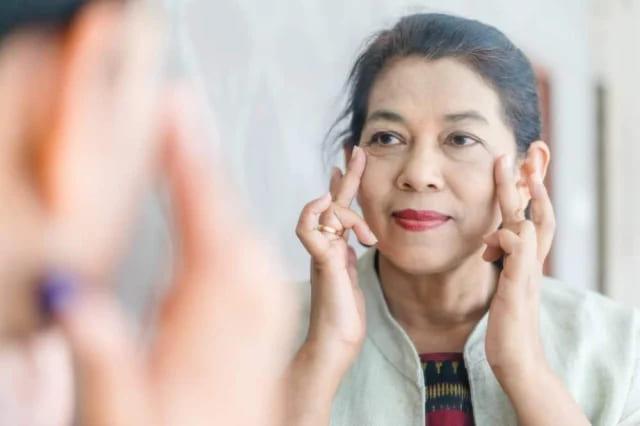 5 Skincare untuk Usia 50 Tahun ke Atas agar Kulit Sehat