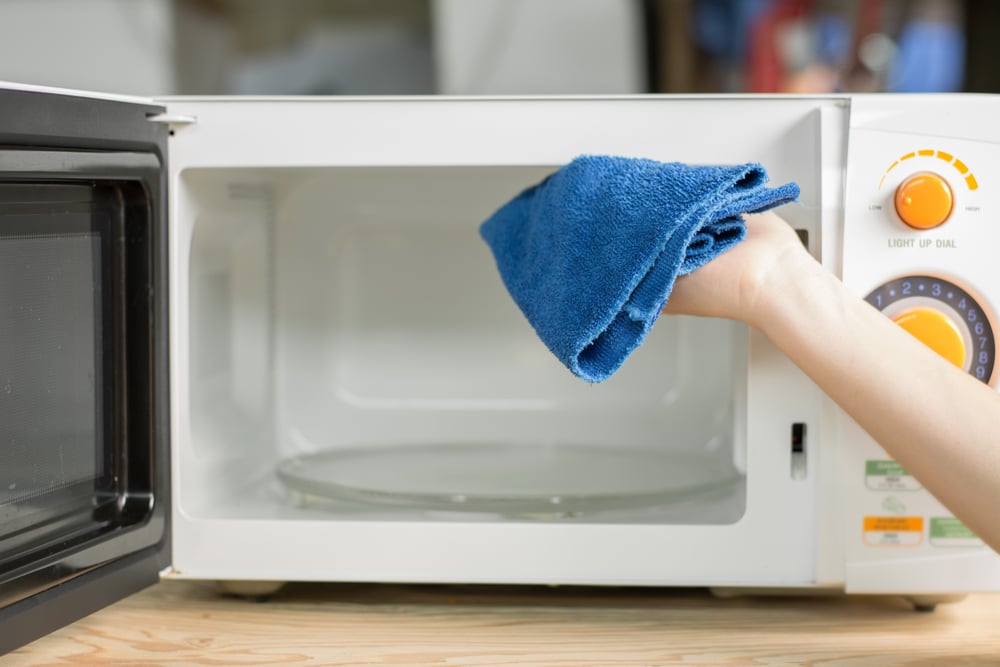 cara membersihkan microwave