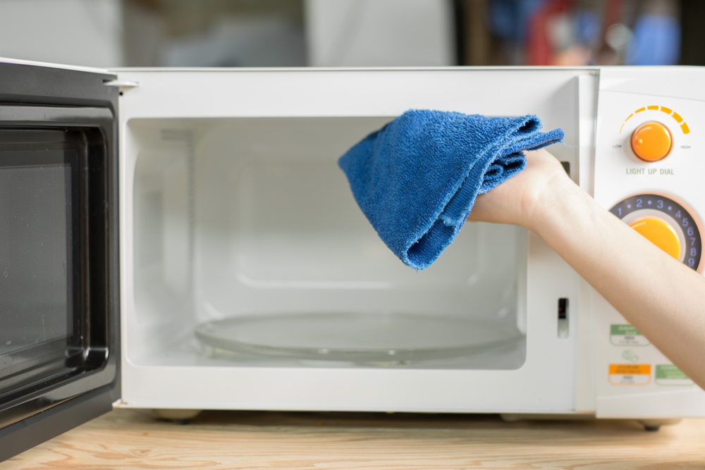 Tips Membersihkan Microwave di Rumah dengan 5 Langkah Mudah