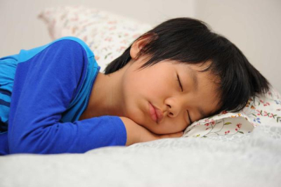 anak suka tidur di lantai