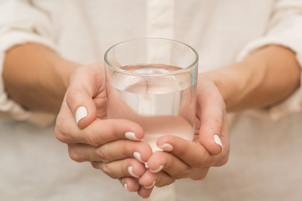minum air putih sebagai cara memelihara organ pencernaan