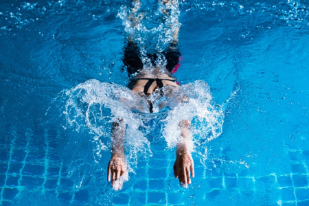 Hati-hati, Ini 9 Bahaya Jika Telinga Kemasukan Air Saat Berenang
