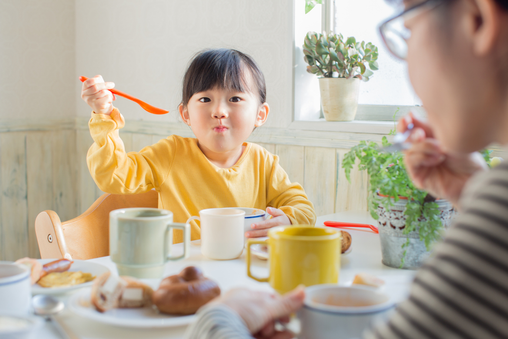 Langkah Tepat Mengatasi Kebiasaan Anak Mengemut Makanan