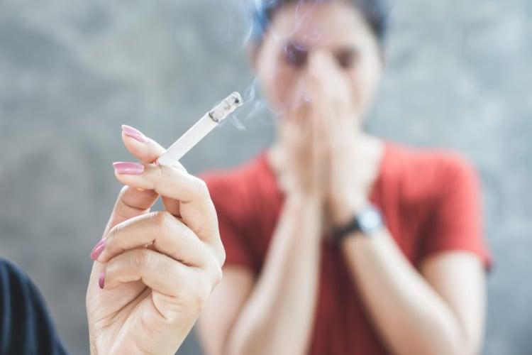 5 Cara Menetralisir Asap Rokok yang Terhirup
