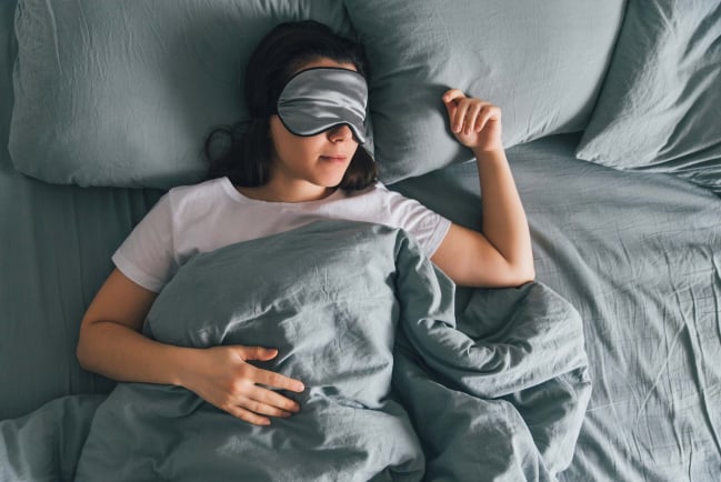 Badan Capek Tapi Susah Tidur, Ini Penyebab dan Solusinya - Hello Sehat