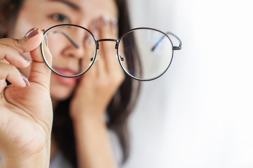 Adakah Efek Samping Bila Pakai Kacamata dengan Minus yang Tidak Sesuai?