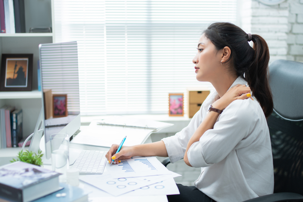 5 Contoh Postur Tubuh yang Berdampak Buruk bagi Kesehatan