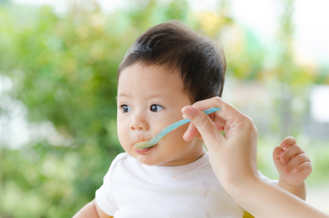 Perkembangan Bayi 8 Bulan, Si Kecil Sudah Bisa Apa?