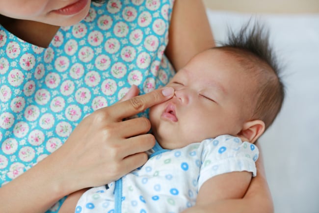 Cara Aman Membersihkan Hidung Bayi dari Kotoran dan Lendir