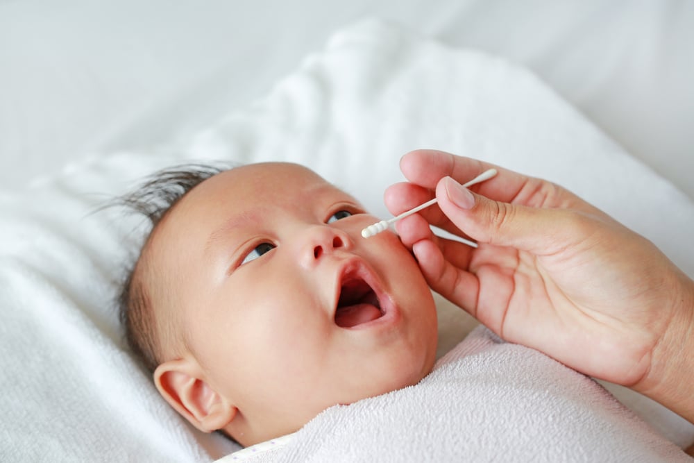 cara membersihkan hidung bayi
