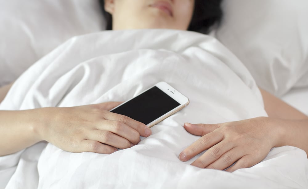 4 Bahaya dari Kebiasaan Tidur Dekat HP