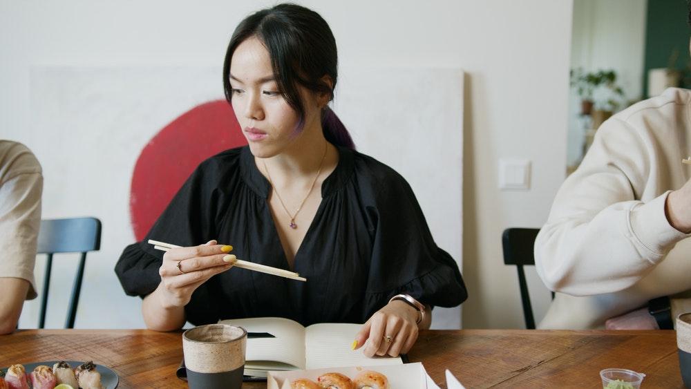 Penyebab dan Cara Mengatasi Mulut Pahit Saat Hamil