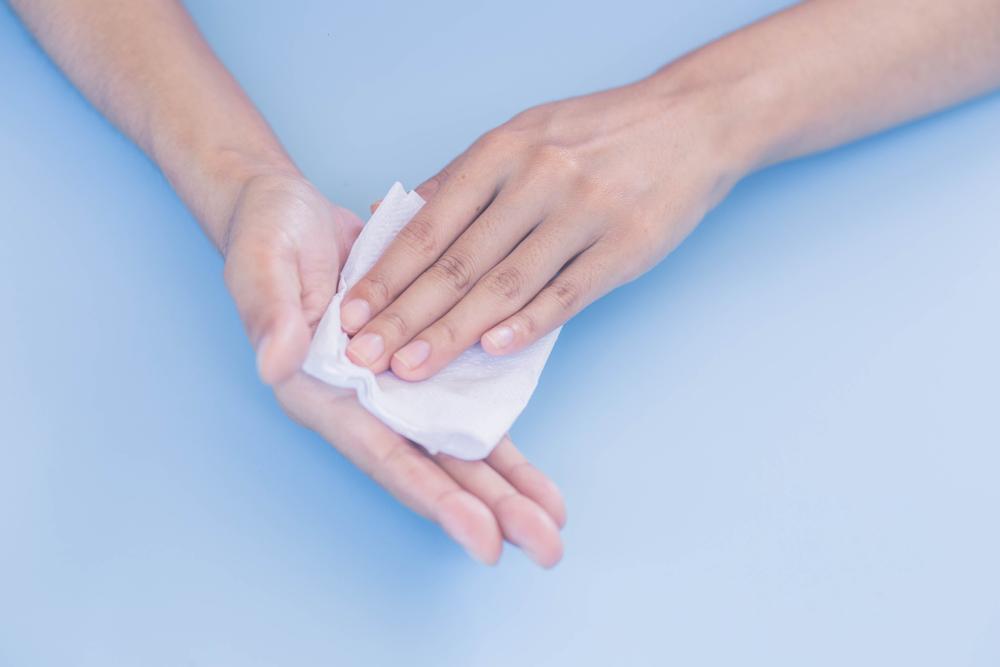 Tangan Sering Berkeringat, Apakah Itu Tanda Penyakit Jantung?