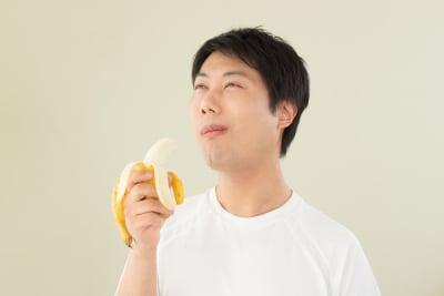 seorang pria makan pisang untuk asam lambung