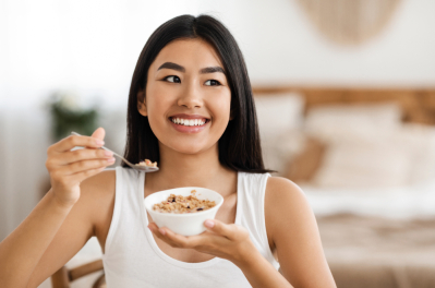 perempuan makan oatmeal untuk asam lambung