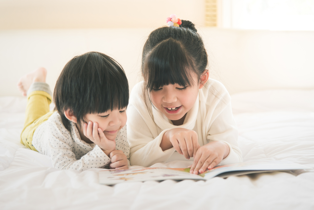 8 Cara Menyenangkan agar Anak Gemar Membaca Buku