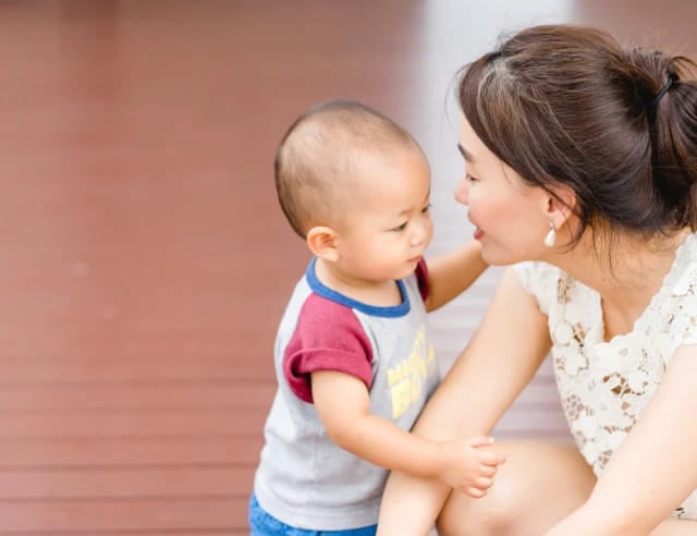 8 Cara Jitu Mengatasi Bayi Minta Gendong Terus