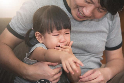 melarang anak menangis