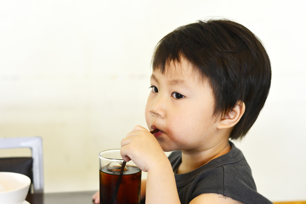 Hati-Hati! Ini Dampak untuk Kesehatan Bila Si Kecil Sering Minum Soda