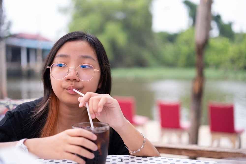 Anak Minum Soda? Ini 5 Dampak untuk Kesehatannya