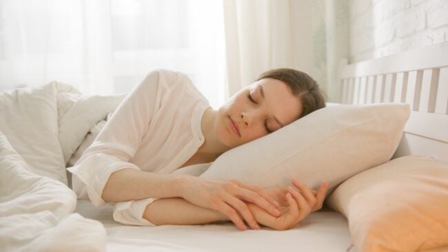 10 Merek Bantal yang Bagus dan Bikin Tidur Pulas
