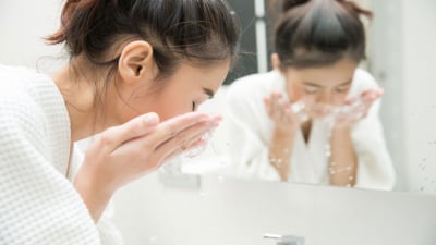 Cuci muka dengan sabun mandi