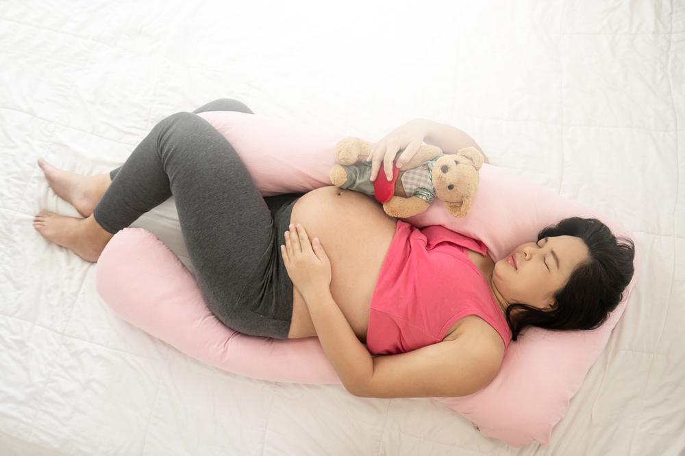 Bukan Bantal Biasa, Kenali Fungsi Bantal Hamil