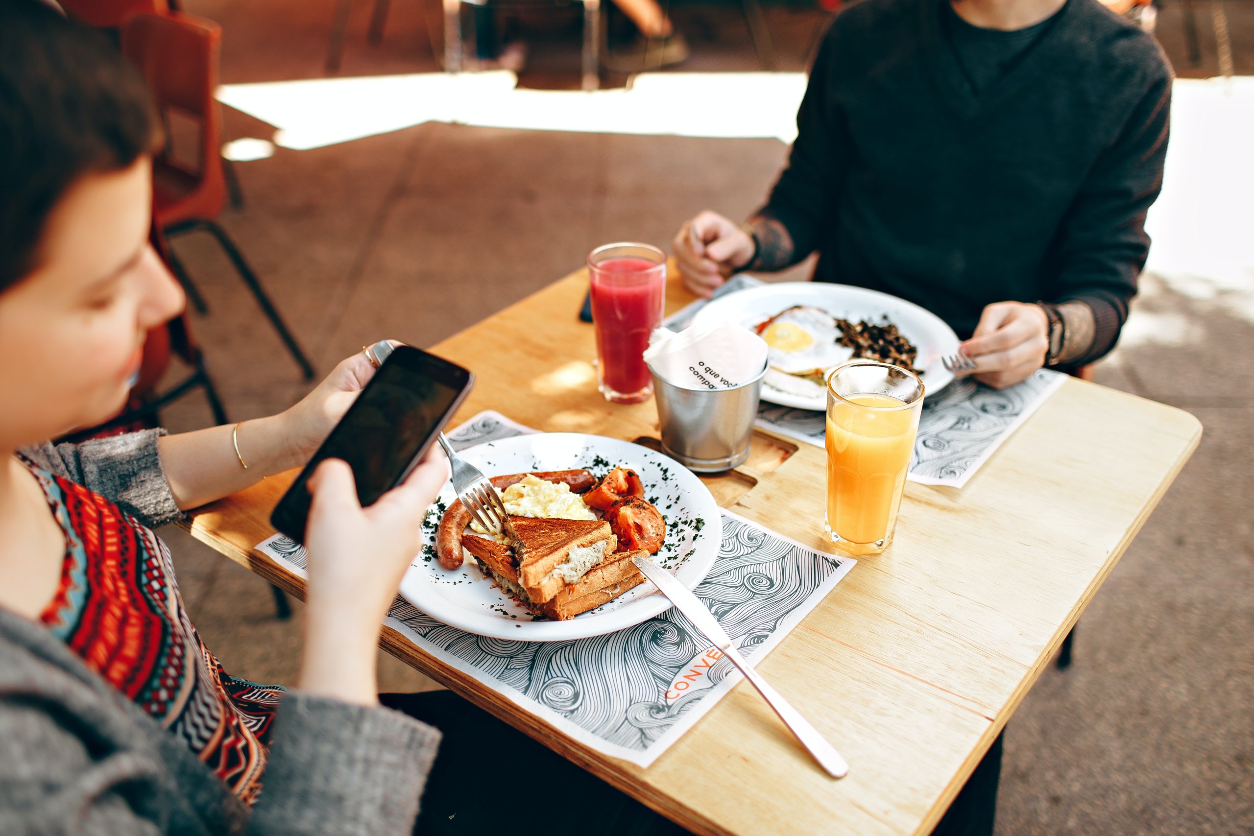 Mengenal Phubbing, Mengabaikan Orang Lain Karena Ponsel