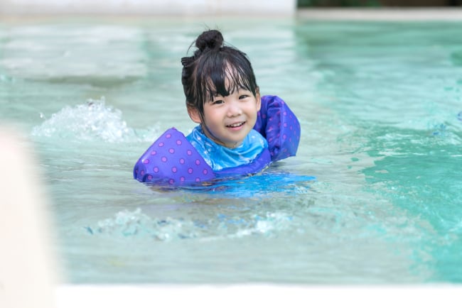 10 Manfaat Berenang untuk Kesehatan dan Tumbuh Kembang Anak