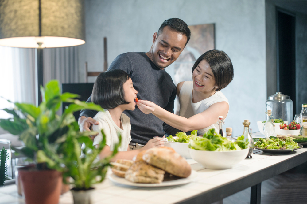 6 Manfaat Makan Bersama Keluarga untuk Kesehatan Mental