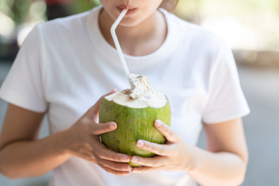 bahaya minum air kelapa saat hamil muda