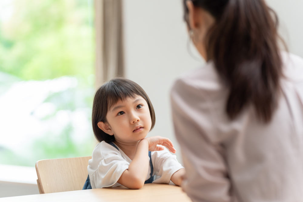 Bu, Begini Cara Tepat Mengajari Anak Minta Maaf