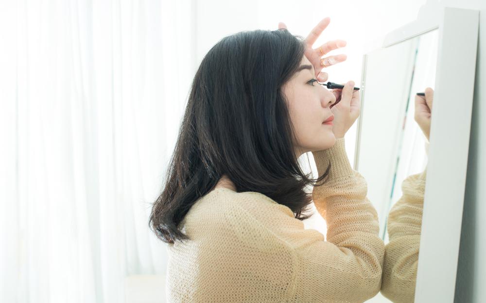 Mata Bengkak dan Merah karena Makeup? Cegah dan Atasi dengan Cara Ini!