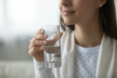 manfaat minum air putih hangat untuk asam lambung