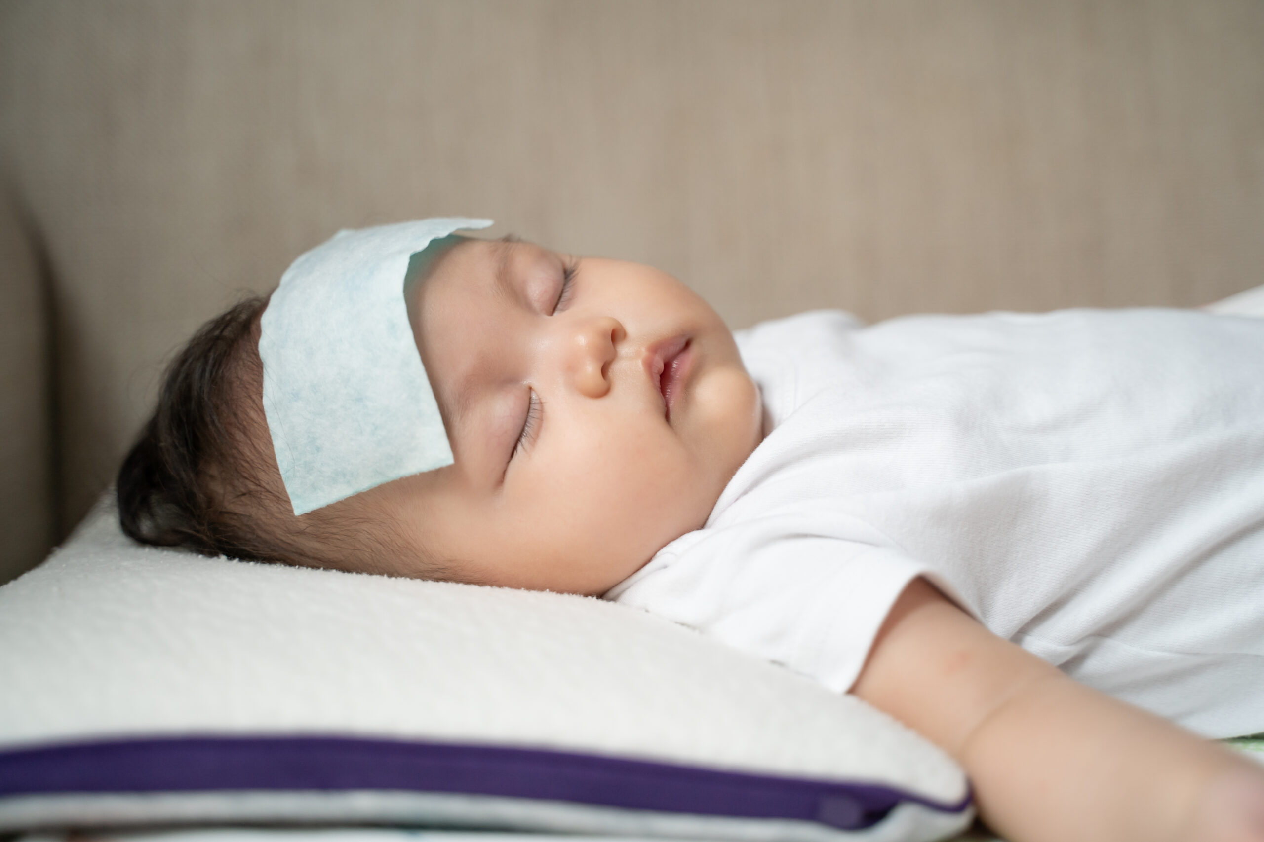 6 Plester Kompres Demam Bayi untuk Meredakan Panas Si Kecil