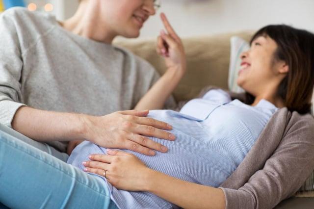 4 Hal yang Dilakukan Setelah Berhubungan Intim Saat Hamil