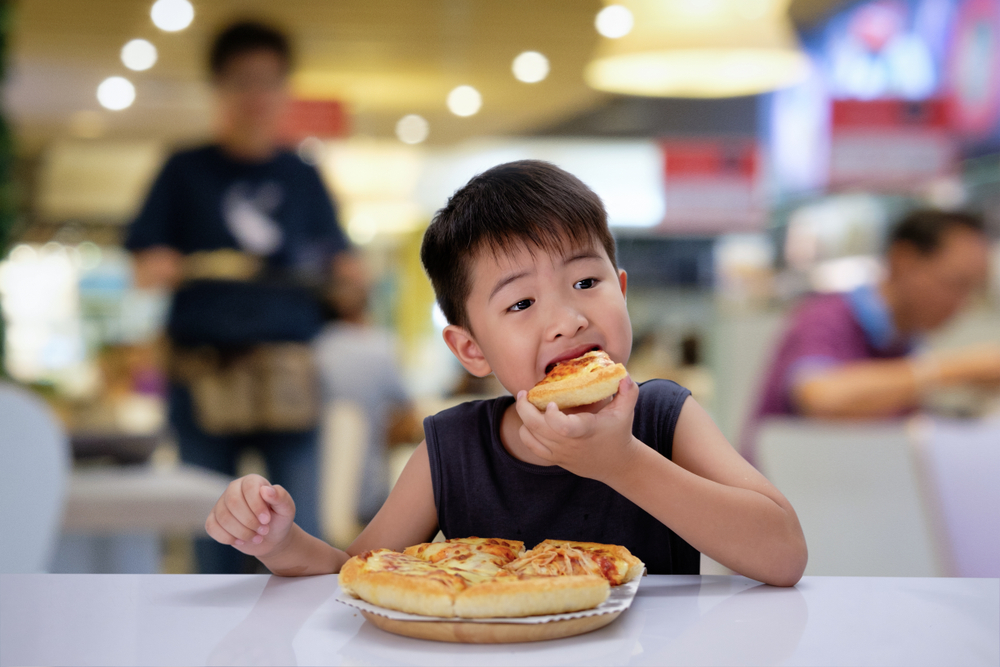 Bu, Ini Akibat dan Cara Mengatasi Anak yang Suka Makan Junk Food