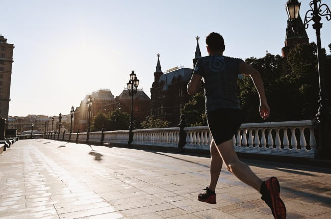 6 Manfaat Lari Sore untuk Kesehatan Tubuh dan Mental