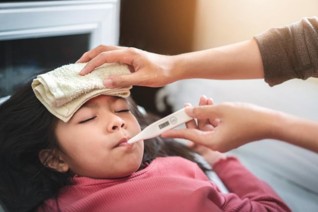 Atasi Demam pada Si Kecil dengan 9 Pilihan Obat Penurun Panas untuk Anak