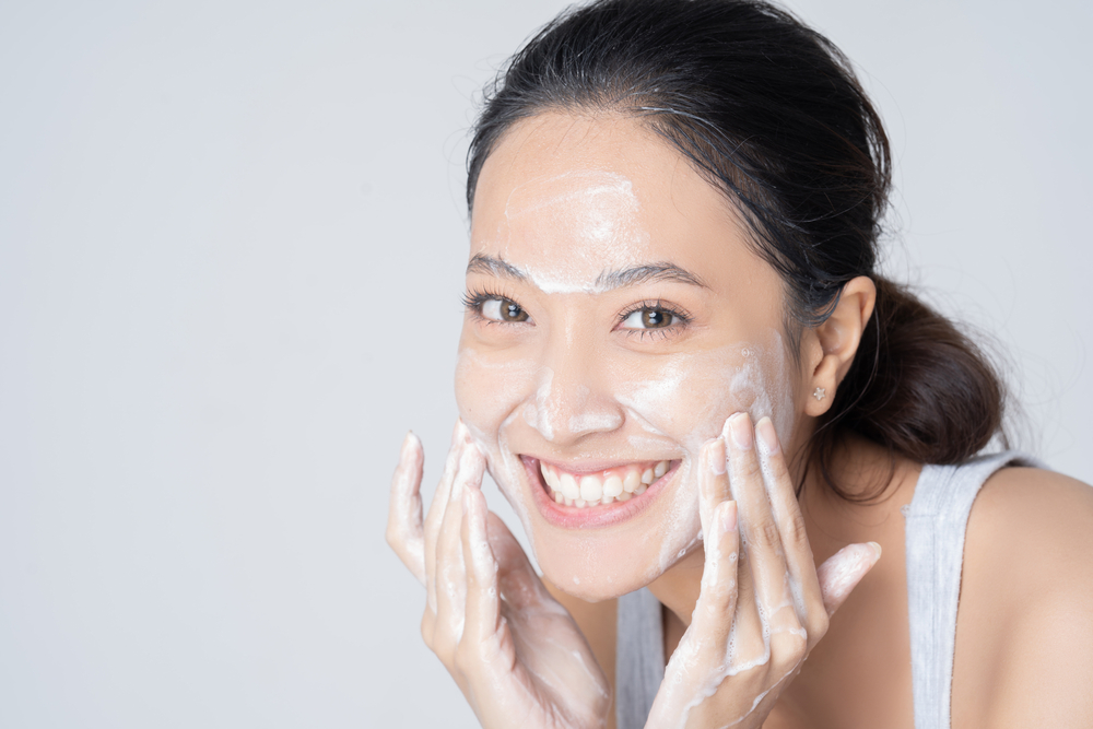 Kenali 9 Produk Facial Wash untuk Kulit Berminyak yang Tidak Bikin Kering