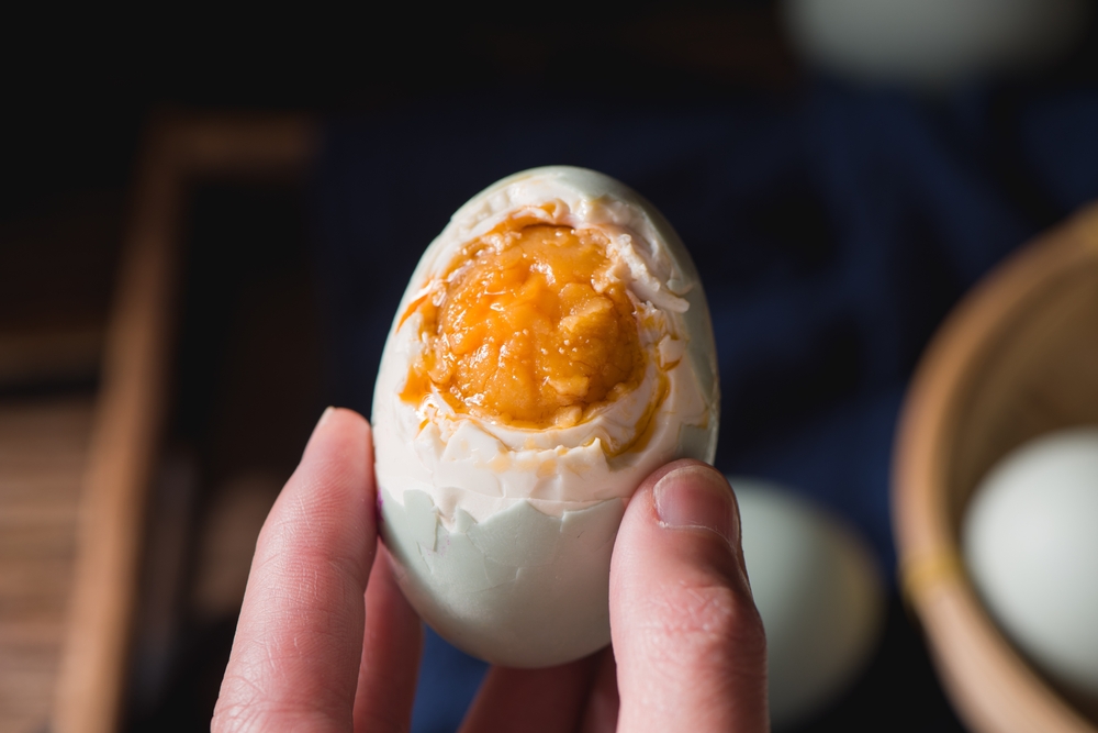 Suka Telur Asin? Ini 7 Risikonya Saat Dimakan Berlebihan