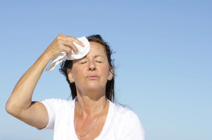 11 Cara Mengatasi Hot Flashes Saat Menopause