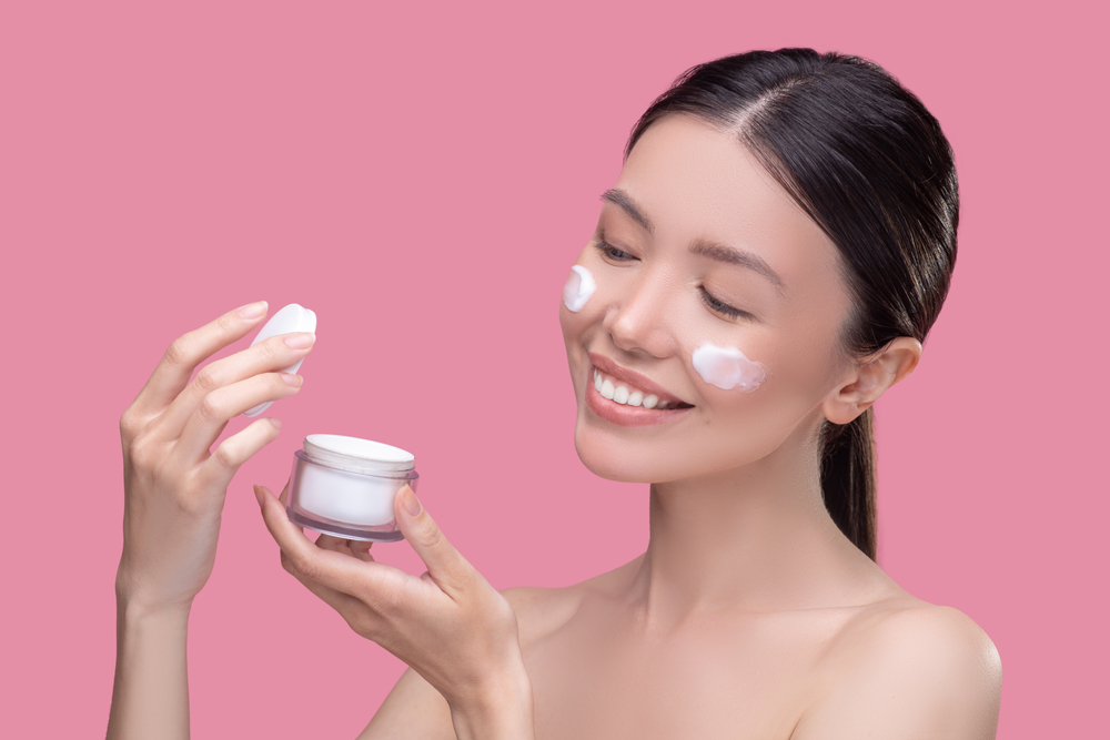 10 Rekomendasi Skincare Berbahan Retinol untuk Mengatasi Tanda-Tanda Penuaan Kulit