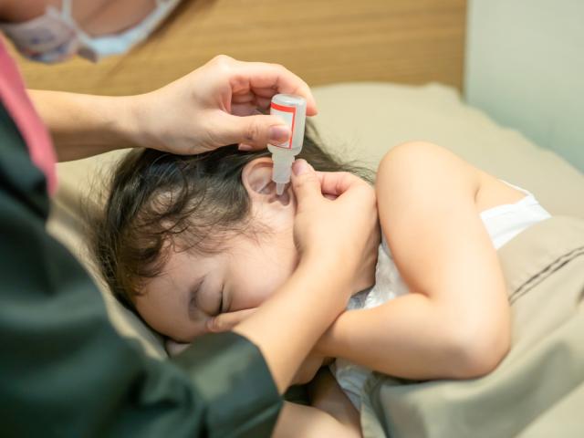 5 Obat Tetes Telinga yang Aman untuk Anak