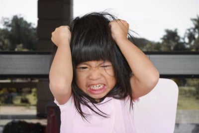 anak suka memukul kepala sendiri